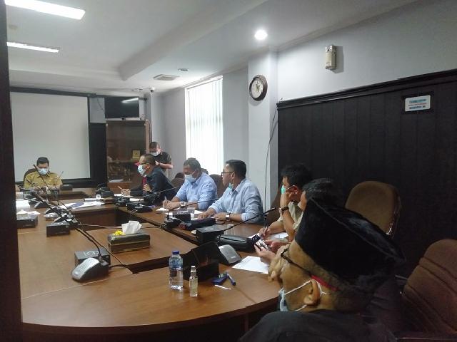 1619502786-Forletnews com-Anggota Komisi IV yang serius mendengarkan pemaparan DLHK