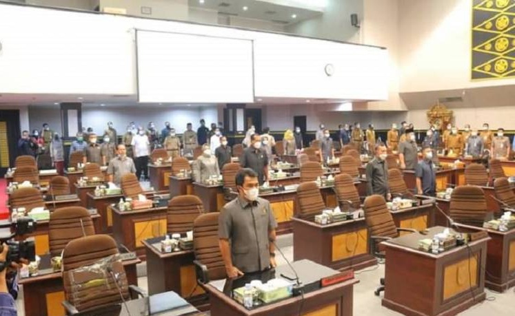 1619503559-Forletnews com-Para Anggota DPRD Pekanbaru tampak mengikuti prosesi jalannya sidang paripurna