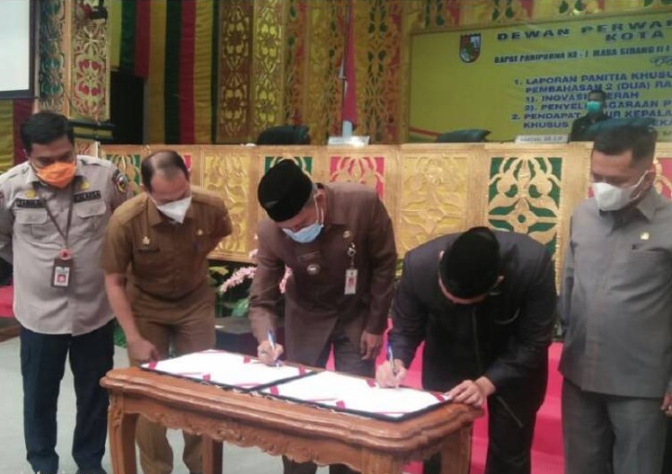 1619503581-Forletnews com-Penandatangan dan pengesahan Perda Inovasi Daerah oleh Ketua DPRD kota Pekanbaru Hamdani dan Wakil Walikota Ayat Cahyadi 