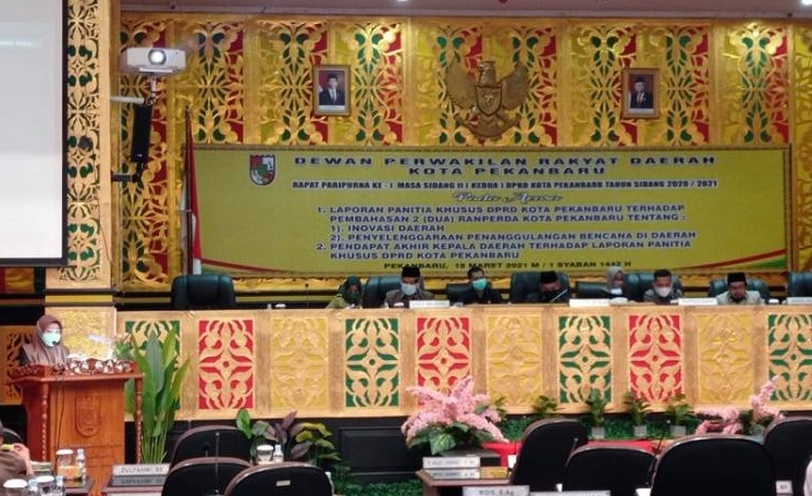 1619503597-Forletnews com-Suasana saat Sidang Paripurna Pengesahan Perda Inovasi, dipimpin oleh Wakil Ketua DPRD kota Pekanbaru Tengku Azwendi Fajri