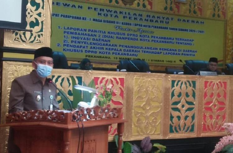 1619503604-Forletnews com-Wakil Walikota Pekanbaru Ayat Cahyadi saat memberikan pendapat akhir kepala daerah terhadap Perda Inovasi Daerah