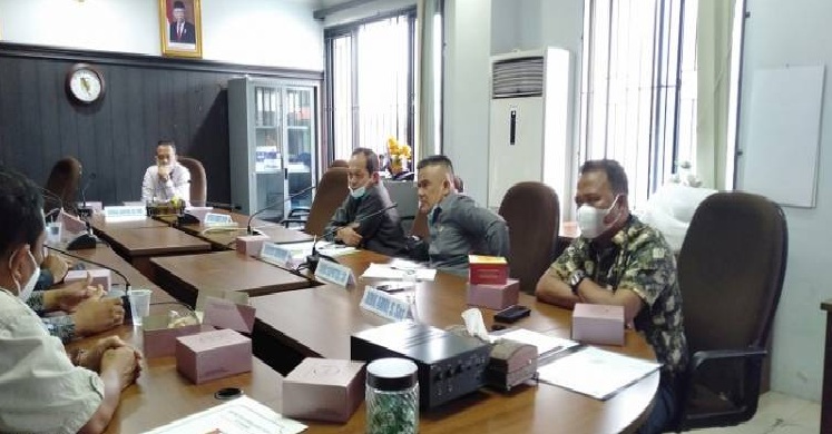 1619504508-Forletnews com-Anggota Komisi I yang hadir saat rapat dengan Warga GTU