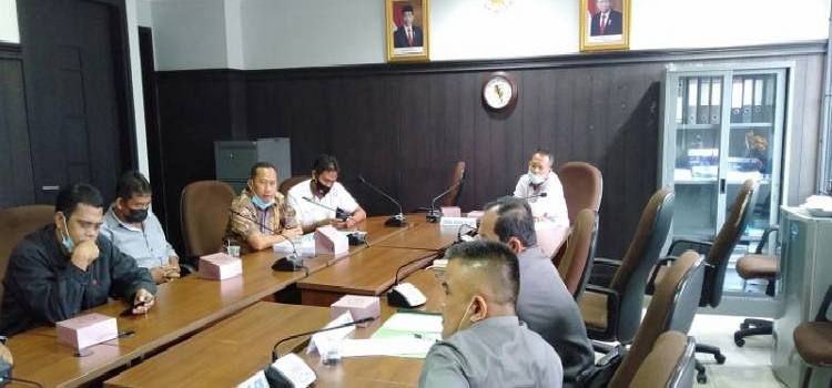 1619504514-Forletnews com-Ketua Komisi I Doni Saputra memimpin rapat