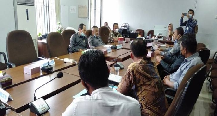 1619504528-Forletnews com-Warga Griya Tika Utama menyampaikan aspirasi mereka ke Komisi I