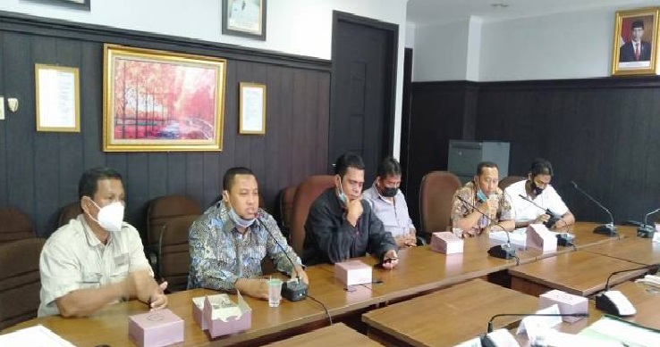 1619504538-Forletnews com-Warga Griya Tika Utama yang hadir saat hearing Komisi I DPRD Kota Pekanbaru