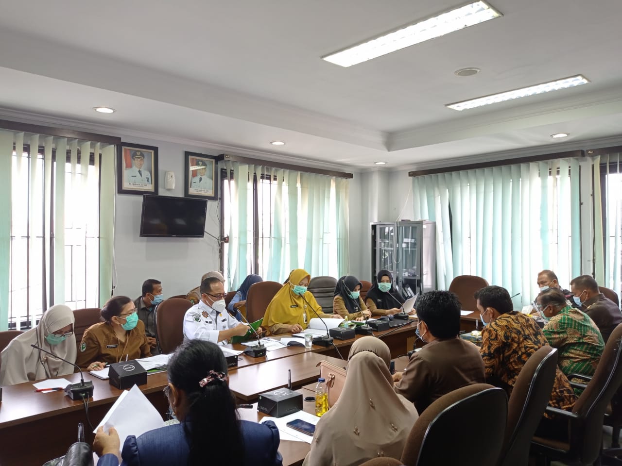 1619516209-Forletnews com-Suasana hearing Terkait Laporan Tenaga Kesehatan di ruang Komisi III DPRD Pekanbaru
