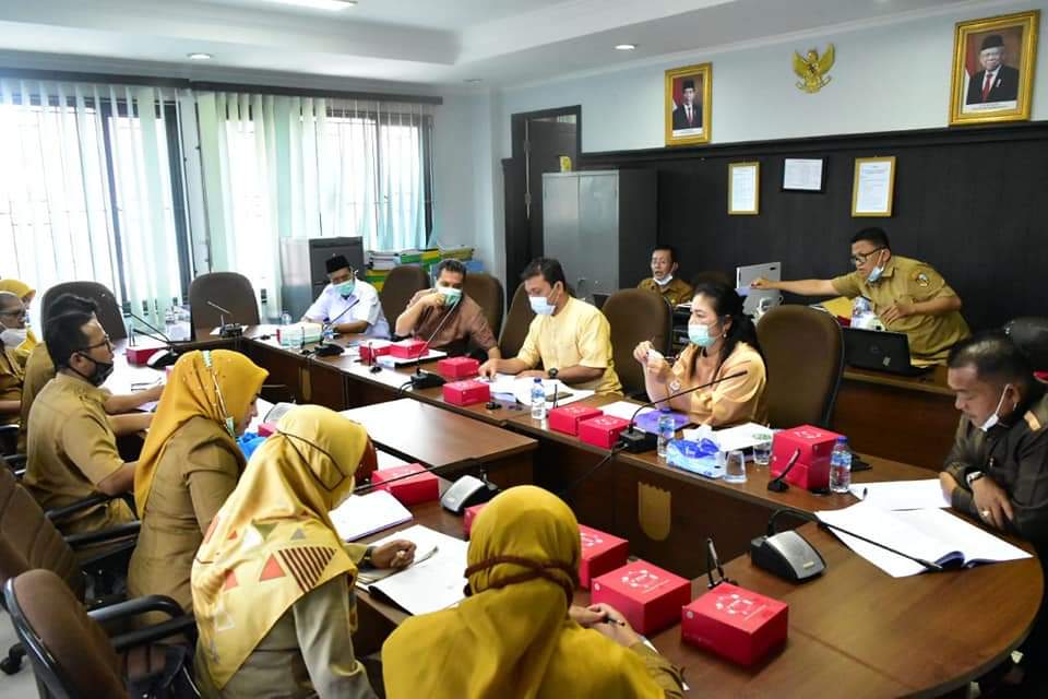 1619517486-Forletnews com-Sejumlah guru bantu Kota Pekanbaru saat hearing terkait masalah insentif gaji belum terbayarkan selama 4 bulan