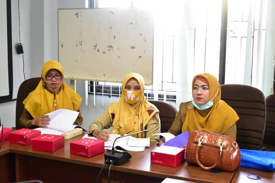 1619517501-Forletnews com-Sejumlah guru bantu Wanita Kota Pekanbaru saat hearing