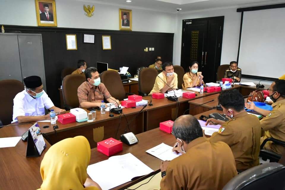 1619517509-Forletnews com-Suasana di ruang rapat Komisi III DPRD Pekanbaru menggelar hearing bersama sejumlah guru bantu Kota Pekanbaru