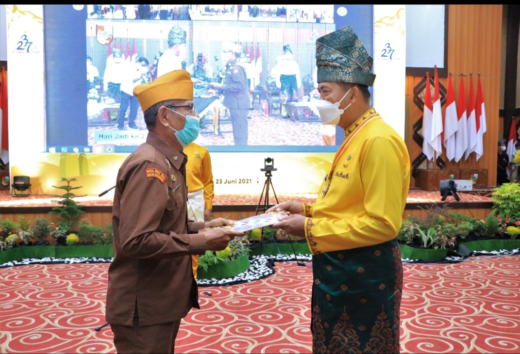 1624943031-Forletnews com-walikota pekanbaru serahkan penghargaan kepada veteran