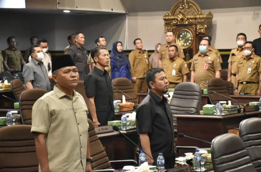 1672771595-OpiniRiau com-Anggota DPRD Pekanbaru berdiri menyanyikan lagu Indonesia Raya, saat Rapat Paripurna Nota Keuangan R-APBD 2023