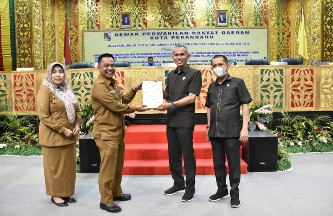 1672772625-OpiniRiau com-Sekko Pekanbaru HM Jamil menyerahkan draf evaluasi APBD Perubahan 2022 kepada Pimpinan DPRD Pekanbaru Ir Nofrizal MM