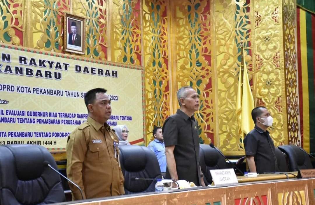 1672772688-OpiniRiau com-Sekko Pekanbaru HM Jamil, Wakil Ketua DPRD Pekanbaru Ir Nofrizal MM, T Azwendi Fajri SE, menyanyikan lagu Indonesia Raya, saat Rapat Paripurna laporan hasil evaluasi APBD Perubahan 2022
