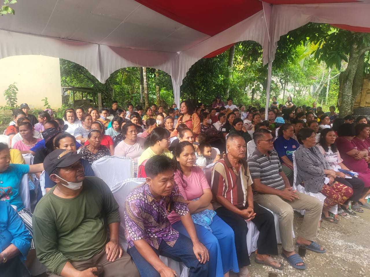1709087000-OpiniRiau com-Masyarakat saat mendengarkan pemaparan perda oleh Anggota DPRD Kota Pekanbaru Dapot Sinaga