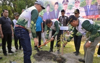 Sinergi Pemkab dan Kemenag Kampar, Bupati Ahmad Yuzar Tanam Bibit Durian dalam Gerakan Penghijauan Ekoteologi
